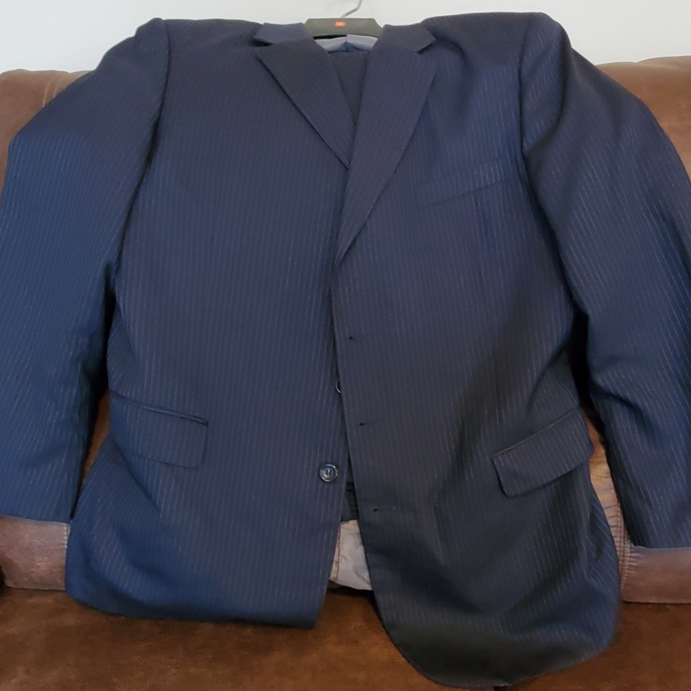Suits - Picture 3 of 13